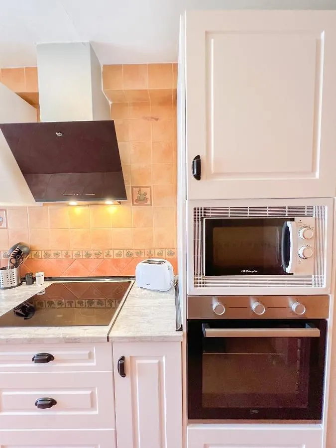Spacious Apartment In The Center Of Τορρεμολίνος